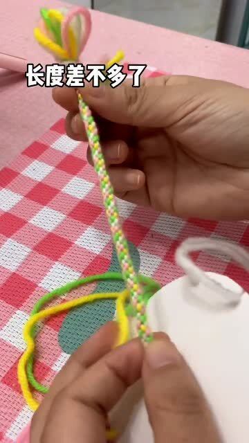 毛线巧手编 两招轻松制作个性手链，缝纫日用品批发是宝藏